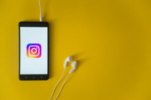 celular com tela com logo do instagram